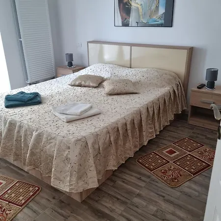 Adina Apartment *